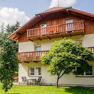 Das Gästehaus aus dem Garten, in der Nähe von Karlsbad.