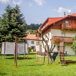 Klettgerüst und Trampolin für Aufenthalt mit Kindern.