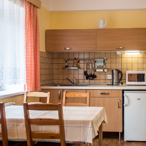 Kuchyň apartmánu v penzionu u lázní Kyselka.