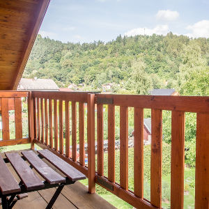 Balkon mit Aussicht auf Doupovske hory und Slavkovský les.