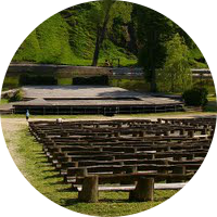 Das Amphitheater, das in der 40. gebaut wurde des letzten Jahrhunderts, ist in einem wirklich romantischen und einzigartigen Umgebung des Schlosses Burg Loket gesetzt. Es ist für verschiedene Konzerte mit zeitgenössischer Musik, sowie als Ort Loket Kultursommer eingesetzt.
