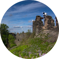 Andělská Hora je zřícenina hradu ve stejnojmenné obci, která leží asi 8,5 km jihovýchodně od Karlových Varů a jen 8 km od penzionu Rieger. Hradní zřícenina na vrcholu čedičové homole je dominantou celého okolí.