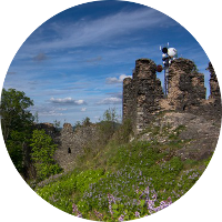 Mount Angel ist eine Burgruine in der gleichen Dorf, das etwa 8,5 km südöstlich von Karlsbad und nur 8 km von Rieger entfernt liegt. Die Ruine der Burg oben auf Basaltkegel beherrscht die ganze Gegend.