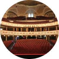 Ein abwechslungsreiches Programm das Stadttheater denkt an alle Alters-und sozialen Gruppen. Kennzeichnet den besten der tschechischen Produktionsstufe und stellt gleichzeitig eine erfolgreiche in-und ausländischen Autoren, die oft in der tschechischen Premiere.