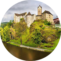 Loket ist eine tschechische Burg, die über dem Fluss Ohri im Schutzgebiet Kaiserwald Türme